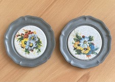 2 Kleine alte antike  Zinn Wandteller mit Aufhänger, Porzellan mit Blumen 10 cm