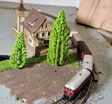 10 hellgrüne Tannen