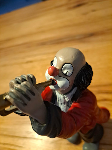 Clown figur mit trompete - clown,