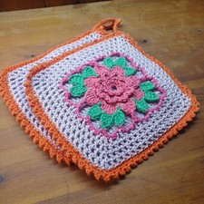 Topflappenpaar mit Rosenmuster,  Gehäkelt, Handarbeit,mehrfarbig