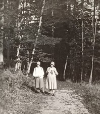 Zwei Frauen wandern im Wald