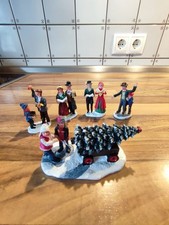 Diverse Fiberoptik Weichnachtsfiguren und Tannen mit Schnee für W-Dorf