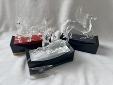 Swarovski Fabelhafte Tierwelt: Einhorn, Drache u. Pegasus mit Ständer/Schild