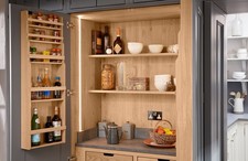 Butlers Pantry Türregal 1909 (Eiche gewaschen) 1050x353x106 - Lamellenfront