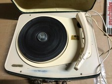 Antiker Plattenspieler mit Koffer und Marke