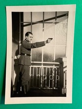 Foto | Wehrmacht |  Unteroffizier? mit Pistole | Walther PPK?