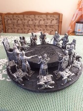 Tafelrunde Miniaturfiguren