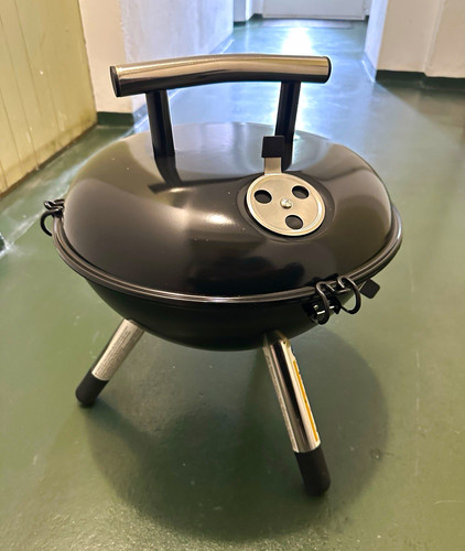 Tragbarer holzkohle kugelgrill - tragbarer, holzkohle-kugelgrill