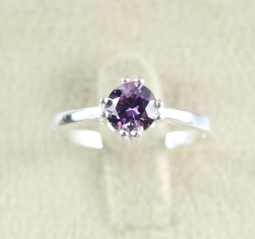 Ring mit rundem purpur - rundem, diamant
