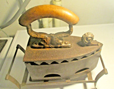 altes antikes Kohle Bügeleisen + Holzgriff Ständer alte Berufe Nachlass Oma RAR