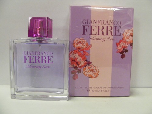 Blooming rose ferre - ferre, eau