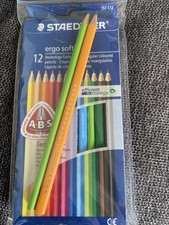 12 ergo soft Farbstifte und 2 Bleistifte, dreieckige Stifte von Staedtler 