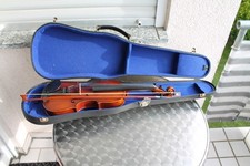 Geige. Violine. Viola. Antike Musikinstrumente. Alte Geige. Alte Violine. Antik.