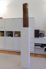 Skulptur aus Roter Granit und Glas mit Stele