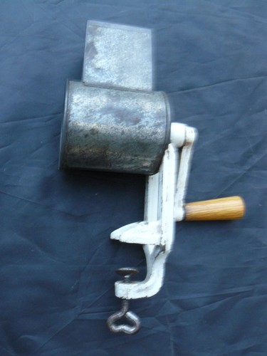 Eine muskatmühle - eine,