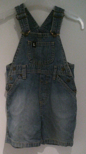 Blaue jeans latzhose mit - jeans-latzhose,