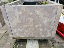 Naturstein Pflanztrog / Ecktrog mit Rollen und Pflanzkübel, gebraucht. 