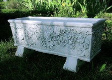 Steinfigur Pflanzkasten mit