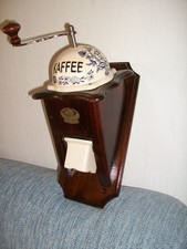 Kaffeemühle, Wandkaffeemühle, aus Holz und Porzellan, funktionsfähig