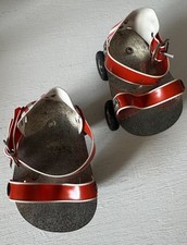 Puppen Rollschuhe 1 Paar alt Metall Plastik absolut intakt leichte Patina rot