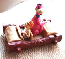 Wilma Feuerstein - The Flintstones - Disney Figur mit Dino im Steinzeit Auto