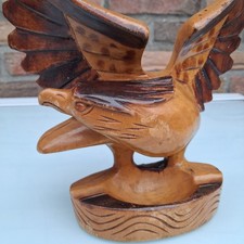 Skurrile handgeschnitzte Adler