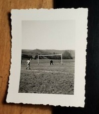 Tor auf Sportplatz - Torwart & Mann mit Ball beim Handball ? / Foto