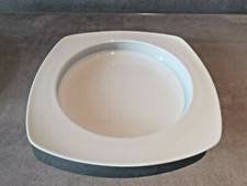 2 Teller eckig, hoher Rand Geschirr für die Pflege Porzellan Marke:Eschenbach