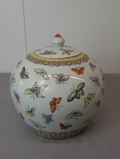 Sehr schöne Deckelvase China, Schmetterlings-Motive, 21 cm hoch