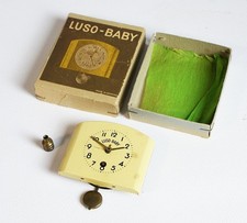 #10634 - Alte mechanische LUSO-Baby Miniatur Wanduhr für Puppenstuben etc.