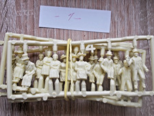 Sitzende Figuren, Passanten