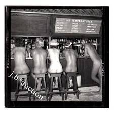 Nudismus NACKT AN DER BAR -