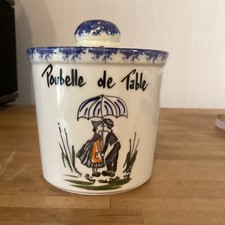 Tischabfalleimer Paar unter einem Regenschirm C.B. Bise Me Dur 