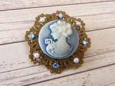 Große Brosche in Rosettenform