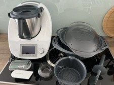 Vorwerk Thermomix TM5 Küchenmaschine mit Varoma, Cook-Key und Holz-Gleitbrett