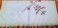 Bestickter Tischläufer mit Dederon Spitze 