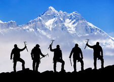 Wandbild: Blick auf den Berg Lhotse und die Silhouette einer Gruppe von [...]