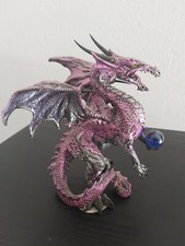 Fantasy Deko Drachenfigur in Lila mit blauer Kristallkugel in den Krallen