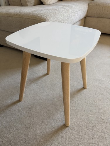Kleiner moderner beistelltisch - moderner,