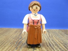 Frau Dirndl Alm Bauernhof