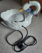 Springbrunnen Zimmerbrunnen Lüsterporzellan Schwan Figur mit Pumpe 33 × 30 × 20