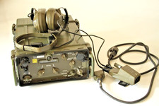 Historisches Funkgerät Militär mit Kopfhörer und Funktionsteile