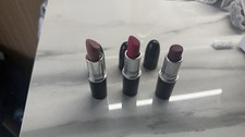 2 Lippenstifte, Verschiedene