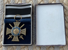 Kronenorden mit Schwertern im