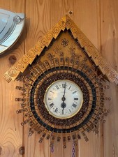 Nostalgische Wanduhr im Kuckucksuhr-Stil