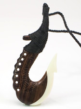 81stgeneration geschnitzter Horn Maori Hei Matau Anhänger Kette Neu; K1 1915