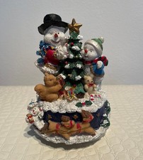 Spieluhr Weihnachten mit Schneemann Tannenbaum und Geschenken 15 cm