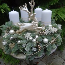 Adventskranz Adventsgesteck Tischschmuck Beeren Kugel Hirsch Kerze champagner