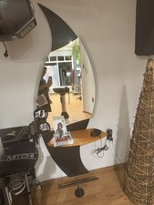 1 Friseurplatz von IDEA, großen Spiegel und Ablagefläche ohne Stuhl. 4 Stück da.