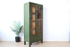 Vitrine aus Massivholz – olivegrün lackiert, 2 Glastüren, 2 Schubla #M-HOC-A12G